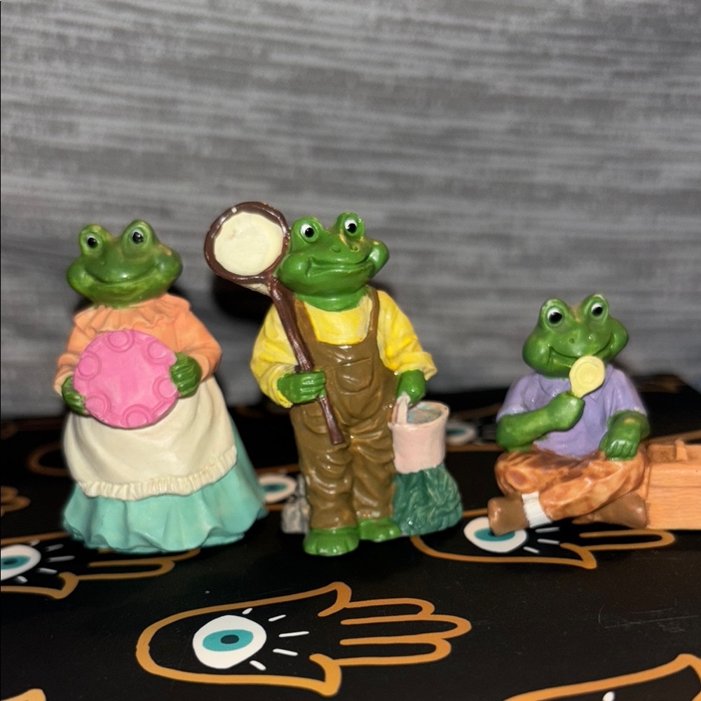 J.C. Vintage miniature frog figurines